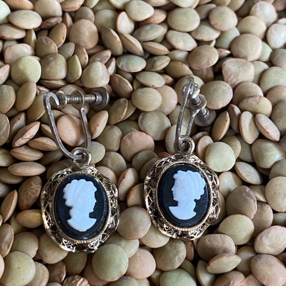 Elegant Gold Tone Earrings with Black & White Cameo Feminine Face Screw On VTG - Picture 3 of 3
